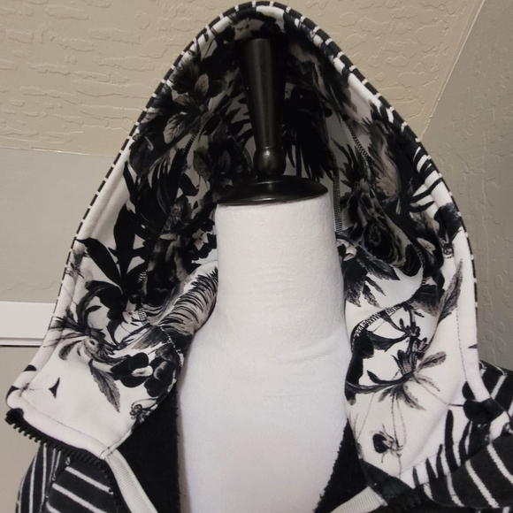 Lululemon Scuba Hoodie Jacket in Parallel Stripe Brisk Bloom Size 6 - Picture 7 of 16